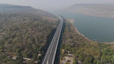 M6 otoyolu Nakhon Ratchasima Eyaleti - Bang Pa-in Lam Ta Khong Nehri ve kırsal arazi trafiğinin Dağ Drone görüntüsü. Nakhon Ratchasima Tayland Otoyolu Koratı