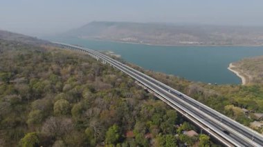 M6 otoyolu Nakhon Ratchasima Eyaleti - Bang Pa-in Lam Ta Khong Nehri ve kırsal arazi trafiğinin Dağ Drone görüntüsü. Nakhon Ratchasima Tayland Otoyolu Koratı