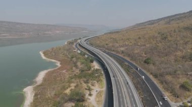 M6 otoyolu Nakhon Ratchasima Eyaleti - Bang Pa-in Lam Ta Khong Nehri ve kırsal arazi trafiğinin Dağ Drone görüntüsü. Nakhon Ratchasima Tayland Otoyolu Koratı