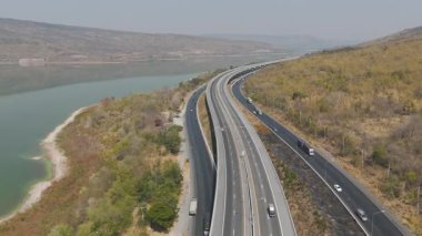 M6 otoyolu Nakhon Ratchasima Eyaleti - Bang Pa-in Lam Ta Khong Nehri ve kırsal arazi trafiğinin Dağ Drone görüntüsü. Nakhon Ratchasima Tayland Otoyolu Koratı