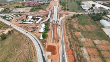 Altyapı mühendisliği ve ulaşım konsepti için araçları ve yolları olan otoyol ve üstgeçit inşaatının insansız hava aracı görüntüleri