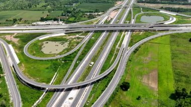 290 ve 304 Nakhon Ratchasima Tayland otoyollarının kesiştiği karmaşık bir köprü kavşağının hava görüntüsü.