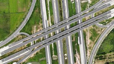 290 ve 304 Nakhon Ratchasima Tayland otoyollarının kesiştiği karmaşık bir köprü kavşağının hava görüntüsü.