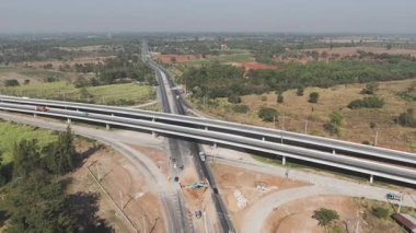 Kırsal kesimdeki trafiğin manzaralı manzarası