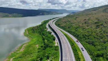 Drone, M6 otoyolu Nakhon Ratchasima Eyaleti - Bang Pa-in Lam Ta Khong Nehri ve kırsal arazi trafiğinin insansız hava aracı görüntülerini çekti. Korat Tayland Otoyolu