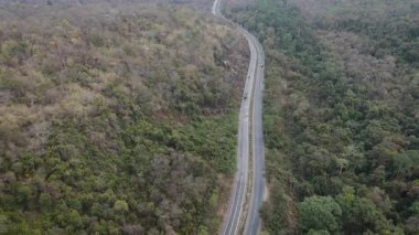 Orman ve dağ arasındaki kırsal trafiğin manzaralı manzarası.