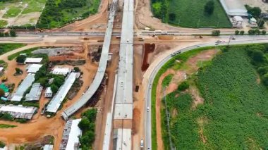 Altyapı inşaat mühendisliği ve ulaşım konseptiyle otoyol ve üstgeçit inşaat alanının insansız hava aracı görüntüleri