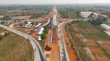 Altyapı inşaat mühendisliği ve ulaşım konseptiyle otoyol ve üstgeçit inşaat alanının insansız hava aracı görüntüleri