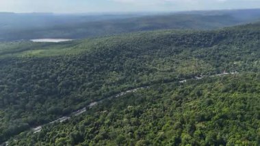 Uçağı, yemyeşil ormanı kesen dolambaçlı bir yola bakıyor. Tayland 'da 304 numaralı otoyol Bangkok bölgesini kuzeydoğu bölgesindeki Nakhon Ratchasima' ya bağlıyor.
