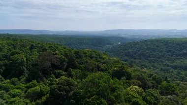 Uçağı, yemyeşil ormanı kesen dolambaçlı bir yola bakıyor. Tayland 'da 304 numaralı otoyol Bangkok bölgesini kuzeydoğu bölgesindeki Nakhon Ratchasima' ya bağlıyor.