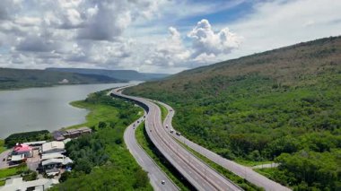 M6 otoyolu Nakhon Ratchasima Eyaleti - Bang Pa-in Lam Ta Khong Nehri ve kırsal arazi trafiğinin Dağ Drone görüntüsü. Korat Tayland Otoyolu 