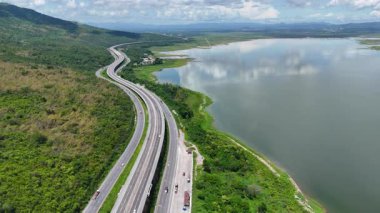 M6 otoyolu Nakhon Ratchasima Eyaleti - Bang Pa-in Lam Ta Khong Nehri ve kırsal arazi trafiğinin Dağ Drone görüntüsü. Korat Tayland Otoyolu 