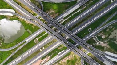 İnsansız hava aracı görüntüleri, 290 ve 304 Nakhon Ratchasima arasındaki köprü kavşağı.