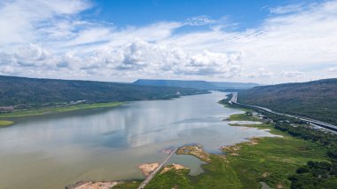 M6 otoyolu Nakhon Ratchasima Eyaleti - Bang Pa-in Lam Ta Khong Nehri ve kırsal arazi trafiğinin Dağ Drone görüntüsü. Korat Tayland Otoyolu