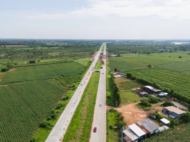 İnsansız hava aracı Tayland 'da tarımsal araziyi keserken inşaat halindeki kırsal yolda vuruldu. Sahne, kırsal bölgelerdeki kalkınma ve altyapı büyümesini yansıtıyor