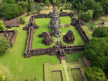 İnsansız hava aracı Phimai Tarih Parkı 'nın havadan görüntüsünü çekti. Khmer İmparatorluğu 'nun antik taş tapınak yapıları. Nakhon Ratchasima, Tayland