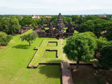 İnsansız hava aracı Phimai Tarih Parkı 'nın havadan görüntüsünü çekti. Khmer İmparatorluğu 'nun antik taş tapınak yapıları. Nakhon Ratchasima, Tayland