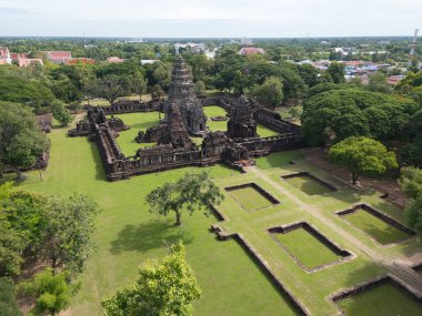 İnsansız hava aracı Phimai Tarih Parkı 'nın havadan görüntüsünü çekti. Khmer İmparatorluğu 'nun antik taş tapınak yapıları. Nakhon Ratchasima, Tayland