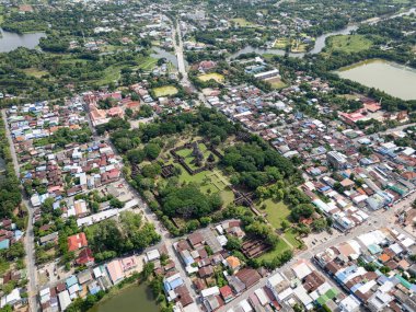 İnsansız hava aracı Phimai Tarih Parkı 'nın havadan görüntüsünü çekti. Khmer İmparatorluğu 'nun antik taş tapınak yapıları. Nakhon Ratchasima, Tayland