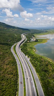 M6 otoyolu Nakhon Ratchasima Eyaleti - Bang Pa-in Lam Ta Khong Nehri ve kırsal arazi trafiğinin Dağ Drone görüntüsü. Korat Tayland Otoyolu