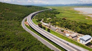 M6 otoyolu Nakhon Ratchasima Eyaleti - Bang Pa-in Lam Ta Khong Nehri ve kırsal arazi trafiğinin Dağ Drone görüntüsü. Korat Tayland Otoyolu