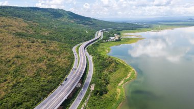 M6 otoyolu Nakhon Ratchasima Eyaleti - Bang Pa-in Lam Ta Khong Nehri ve kırsal arazi trafiğinin Dağ Drone görüntüsü. Korat Tayland Otoyolu