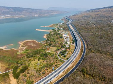 İnsansız hava aracı, M6 otoyolu Nakhon Ratchasima Eyaleti 'ni vurdu. Lam Ta Khong Nehri ve Dağı. Manzaranın insansız hava aracı görüntüsü kırsal bölge trafiği. Nakhon Ratchasima Tayland. Kora Otoyolu