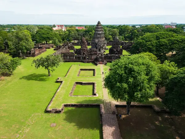 İnsansız hava aracı Phimai Tarih Parkı 'nın havadan görüntüsünü çekti. Khmer İmparatorluğu 'nun antik taş tapınak yapıları. Nakhon Ratchasima, Tayland