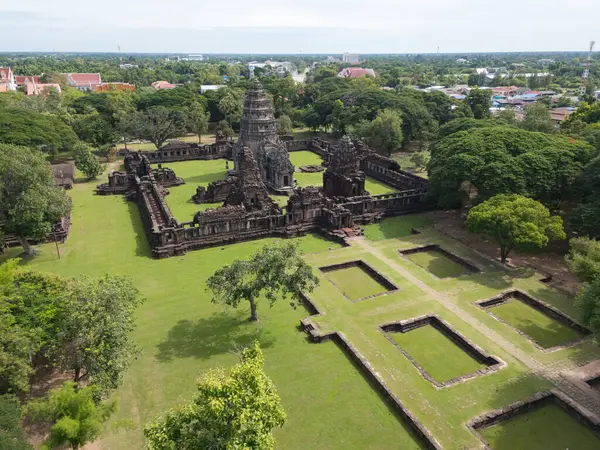İnsansız hava aracı Phimai Tarih Parkı 'nın havadan görüntüsünü çekti. Khmer İmparatorluğu 'nun antik taş tapınak yapıları. Nakhon Ratchasima, Tayland