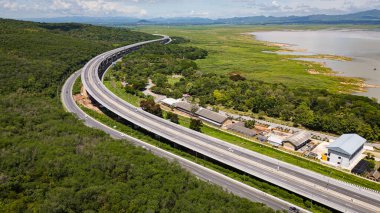 M6 otoyolu Nakhon Ratchasima Eyaleti - Bang Pa-in Lam Ta Khong Nehri ve kırsal arazi trafiğinin Dağ Drone görüntüsü. Korat Tayland Otoyolu