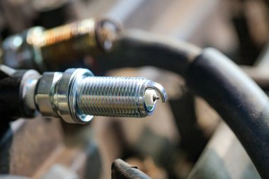 Benzin motorları için bujiler yeni ve verimlidir, motorda tam yanmayla sonuçlanır, kurum ve kir yoktur, bujiler motorun ömrünü uzatabilir ve devam ettirebilir.