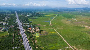 M6 otoyolu Nakhon Ratchasima Eyaleti - Bang Pa-in Lam Ta Khong Nehri ve kırsal arazi trafiğinin Dağ Drone görüntüsü. Korat Tayland Otoyolu