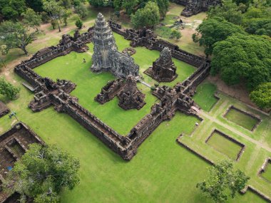 İnsansız hava aracı Phimai Tarih Parkı 'nın havadan görüntüsünü çekti. Khmer İmparatorluğu 'nun antik taş tapınak yapıları. Nakhon Ratchasima, Tayland