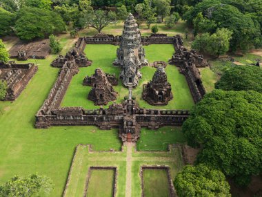 İnsansız hava aracı Phimai Tarih Parkı 'nın havadan görüntüsünü çekti. Khmer İmparatorluğu 'nun antik taş tapınak yapıları. Nakhon Ratchasima, Tayland