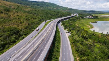 M6 otoyolu Nakhon Ratchasima Eyaleti - Bang Pa-in Lam Ta Khong Nehri ve kırsal arazi trafiğinin Dağ Drone görüntüsü. Korat Tayland Otoyolu