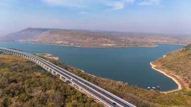 İnsansız hava aracı, M6 otoyolu Nakhon Ratchasima Eyaleti 'ni vurdu. Lam Ta Khong Nehri ve Dağı. Manzaranın insansız hava aracı görüntüsü kırsal bölge trafiği. Nakhon Ratchasima Tayland. Kora Otoyolu