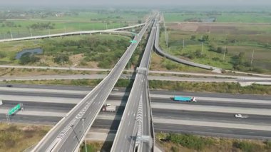 İnsansız hava aracı otoyol trafiğini görüntüledi 