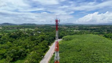 Kırsal Yol ve Çiftlik Alanı 'nın yanındaki Kırmızı ve Beyaz İletişim Kulesi' nin Hava Görüntüsü