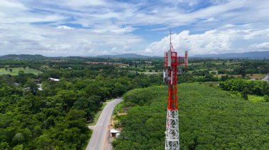 Kırsal Yol ve Çiftlik Alanı 'nın yanındaki Kırmızı ve Beyaz İletişim Kulesi' nin Hava Görüntüsü
