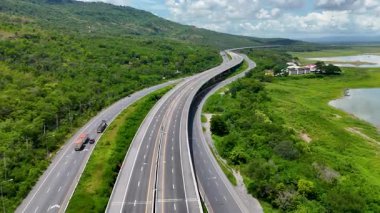M6 otoyolu Nakhon Ratchasima Eyaleti - Bang Pa-in Lam Ta Khong Nehri ve kırsal arazi trafiğinin Dağ Drone görüntüsü. Korat Tayland Otoyolu 