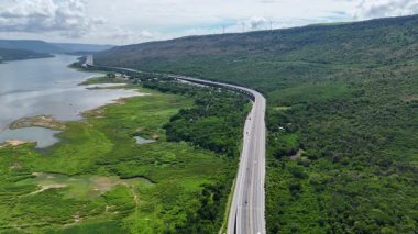 M6 otoyolu Nakhon Ratchasima Eyaleti - Bang Pa-in Lam Ta Khong Nehri ve kırsal arazi trafiğinin Dağ Drone görüntüsü. Korat Tayland Otoyolu 