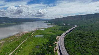 M6 otoyolu Nakhon Ratchasima Eyaleti - Bang Pa-in Lam Ta Khong Nehri ve kırsal arazi trafiğinin Dağ Drone görüntüsü. Korat Tayland Otoyolu 