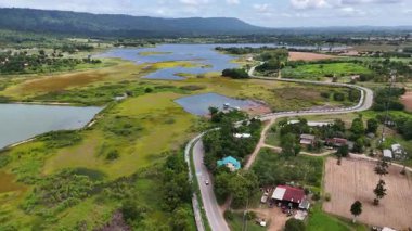 Lam Phloeng rezervuarının ve Wang Nam Khiao, Nakhon ratchasima, Tayland 'daki tarım arazisinin hava görüntüsü. Kırsal yolları kıvrımlı kırsal arazinin manzarası 