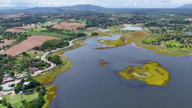 Lam Phloeng rezervuarının ve Wang Nam Khiao, Nakhon ratchasima, Tayland 'daki tarım arazisinin hava görüntüsü. Kırsal yolları kıvrımlı kırsal arazinin manzarası 