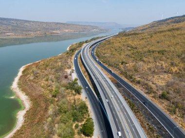 İnsansız hava aracı, M6 otoyolu Nakhon Ratchasima Eyaleti 'ni vurdu. Lam Ta Khong Nehri ve Dağı. Manzaranın insansız hava aracı görüntüsü kırsal bölge trafiği. Nakhon Ratchasima Tayland. Kora Otoyolu
