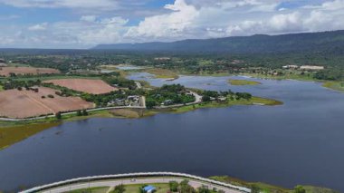 Lam Phloeng rezervuarının ve Wang Nam Khiao, Nakhon ratchasima, Tayland 'daki tarım arazisinin hava görüntüsü. Kırsal yolları kıvrımlı kırsal arazinin manzarası 