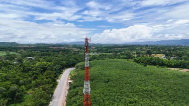 Kırsal Yol ve Çiftlik Alanı 'nın yanındaki Kırmızı ve Beyaz İletişim Kulesi' nin Hava Görüntüsü