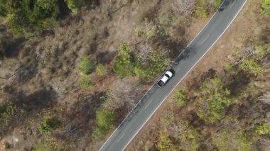 Drone 'un hava görüntüsü kurak mevsimde kırsal alanda terk edilmiş kamyonet yolu manzarası.