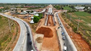 Köprü inşaatının kavşak boyunca yapılan hava görüntüsü