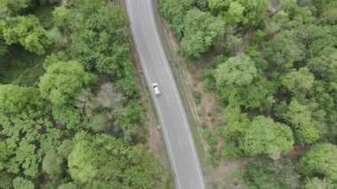 Drone 'un hava görüntüsü kurak mevsimde kırsal alanda terk edilmiş kamyonet yolu manzarası.